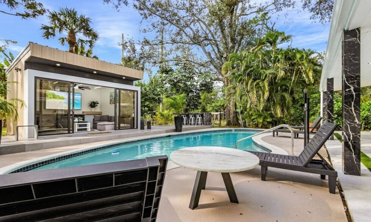 Naples House | Beautiful home w/Pool & soaker tub!