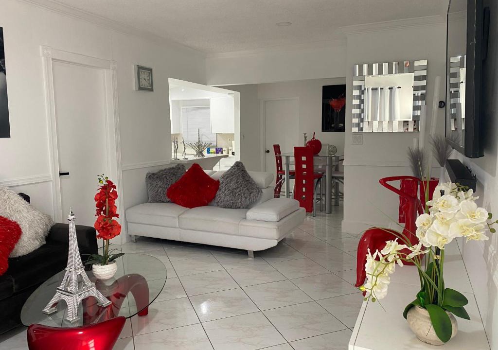 Flagami Apartment | Beautiful House 7 min from Miami Airport w FREE parking