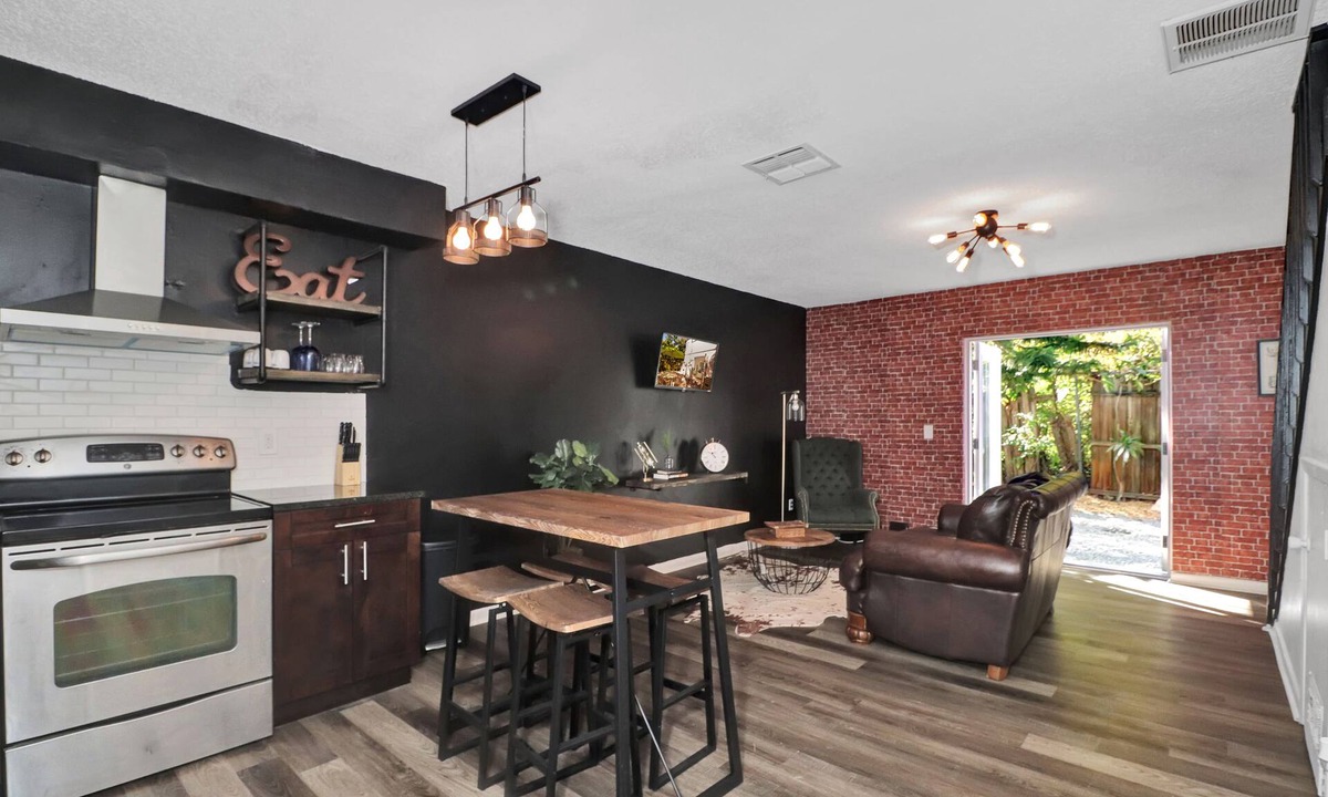 St. Petersburg House | BEAUTIFUL INDUSTRIAL Staycation Townhome