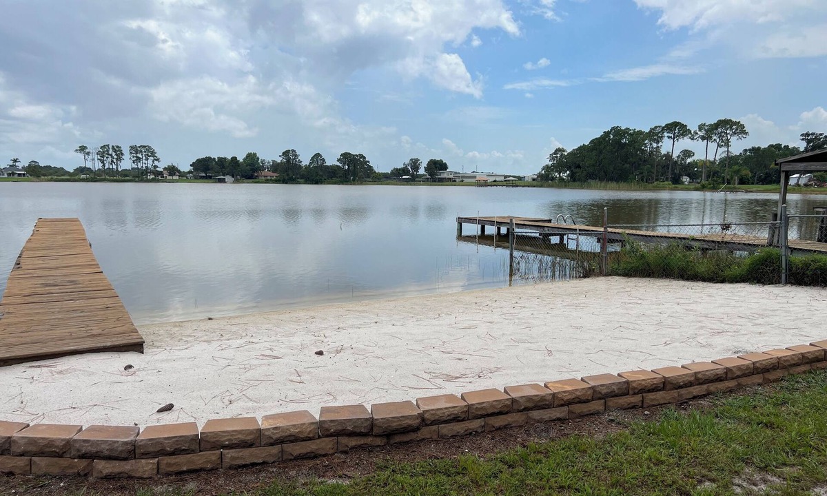 Highland House | Beautiful Lake Front Retreat.