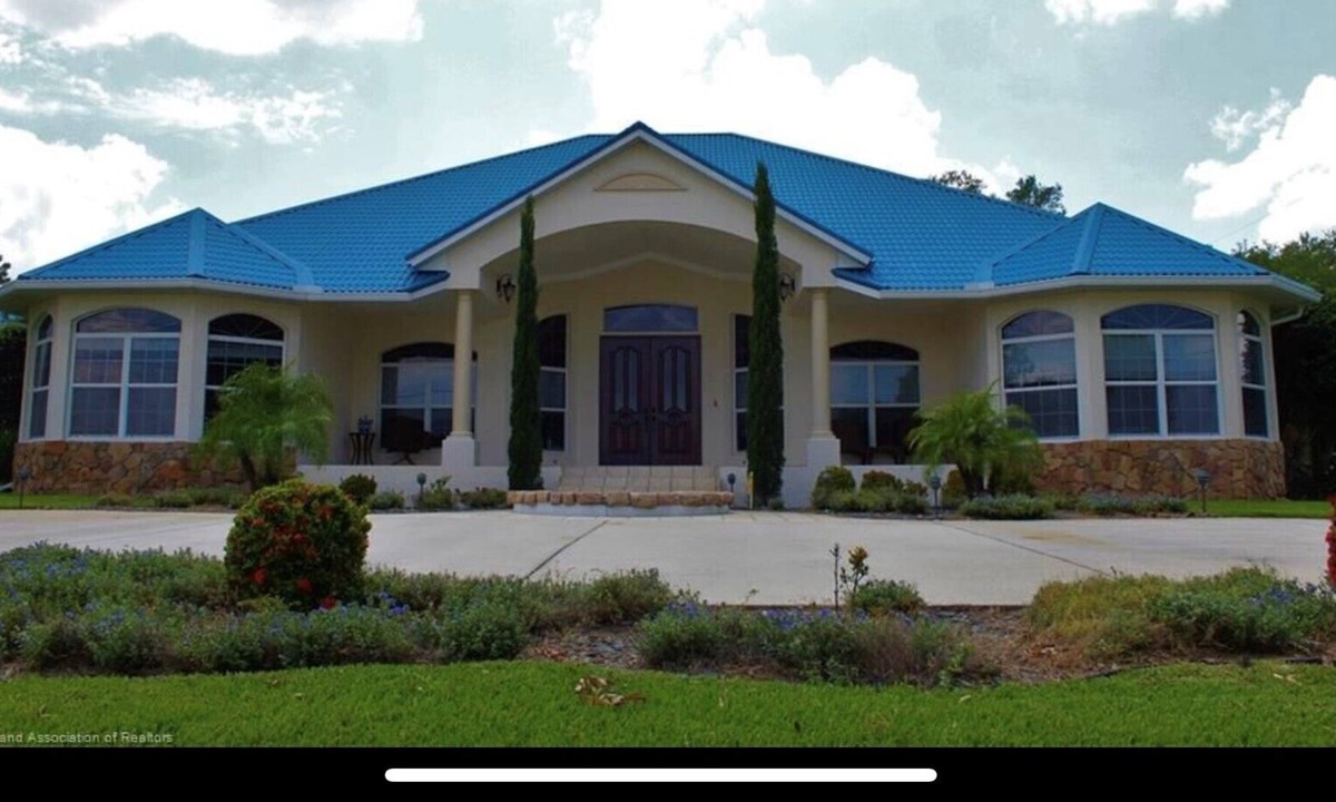 Sebring House | Beautiful large home on Lake Jackson