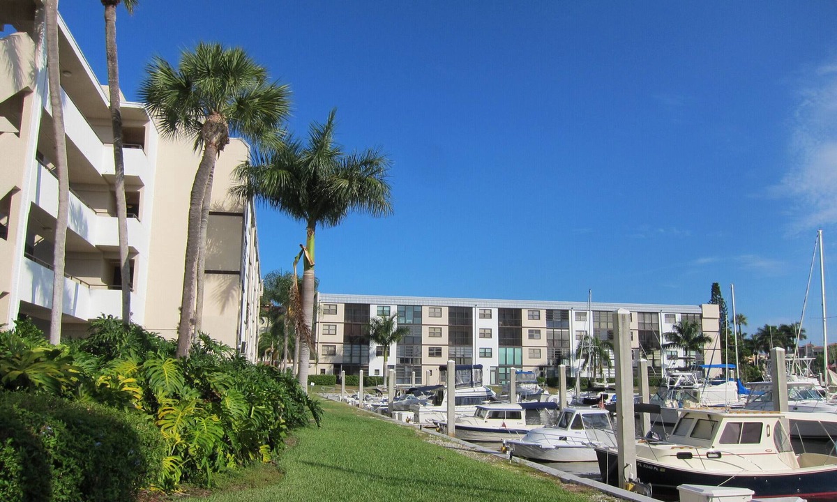 Old Naples Condo | Beautiful Old Naples Waterfront Condo