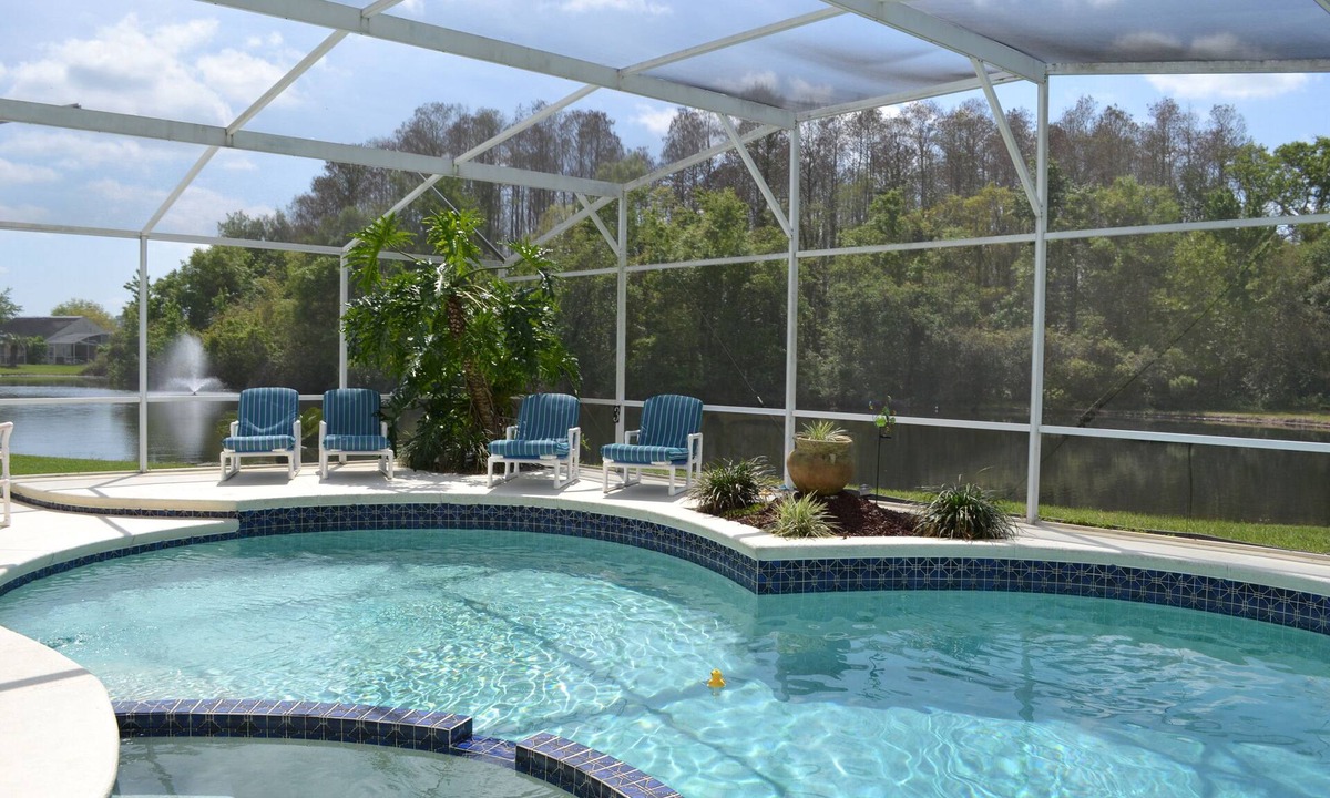 Chatham Park Villa | Beautiful private 3 bed villa with spa and amazing south facing lake view