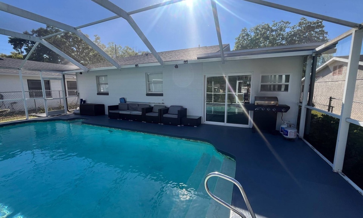 St. Cloud House | Beautiful Renovated house with 3 bedrooms 2 bathrooms and a big pool all covered