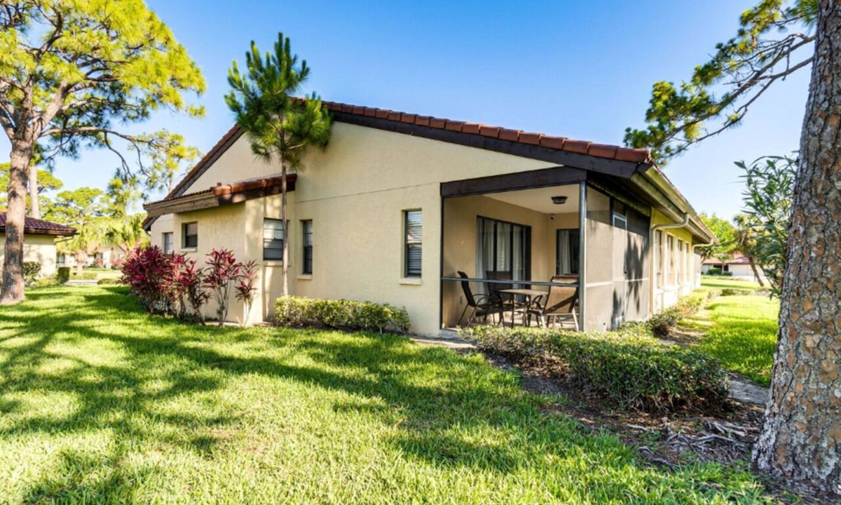 Sarasota Villa | Beautiful Sarasota Villa with Pool Access and Tennis – 4 Miles to the Beach