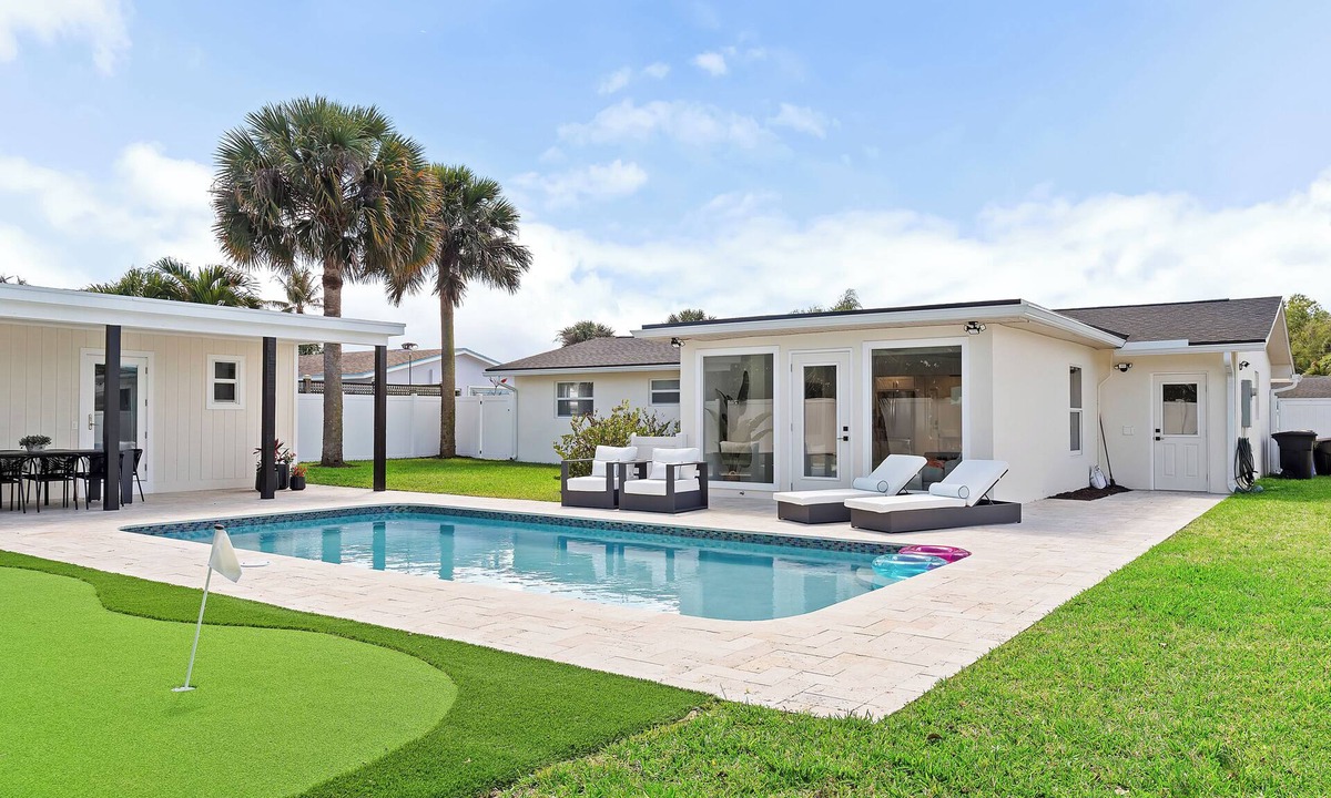 Jupiter House | Beautiful Tequesta Home with a Private Pool & Putting Green