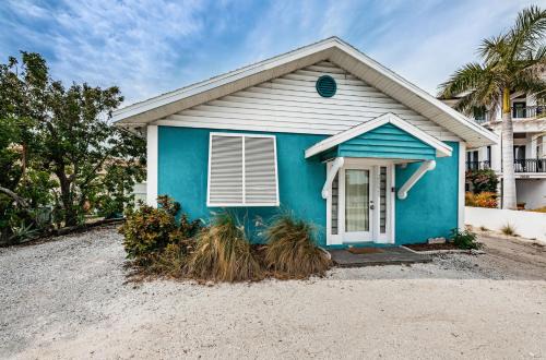 Indian Shores House | Beautiful Waterfront Beach Cottage. Sleeps 6