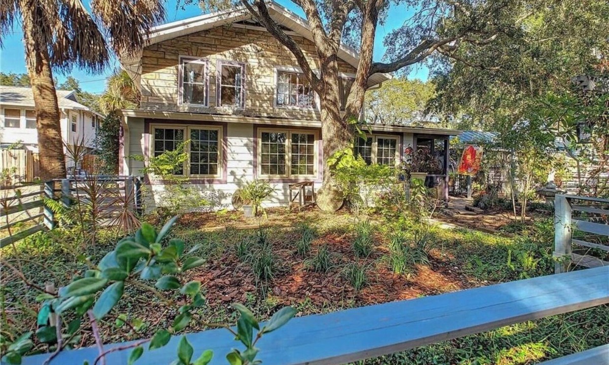 Gulfport Apartment | Bindy’s Studio Bungalow