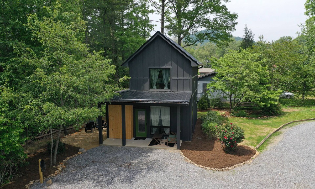 Black Mountain House | Black Mountain Pine House Modern, homey, and close to town!