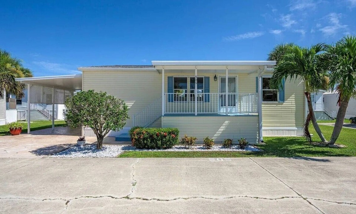 Iona House | Blue Mitten Beach House – Stylish 2BR/2BA, Pools & 4 Miles to Ft Myers Beach