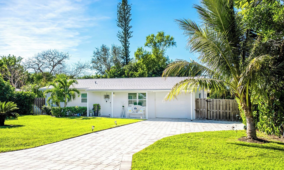 Bonita Shores House | Blue Sky Rezidence - Salt Pool, 5 min to beach!