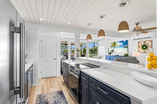 Fort Myers Beach House | Boating Enthusiasts, Walk to the Beach, Heated Pool - The Corner cottage - Roelens