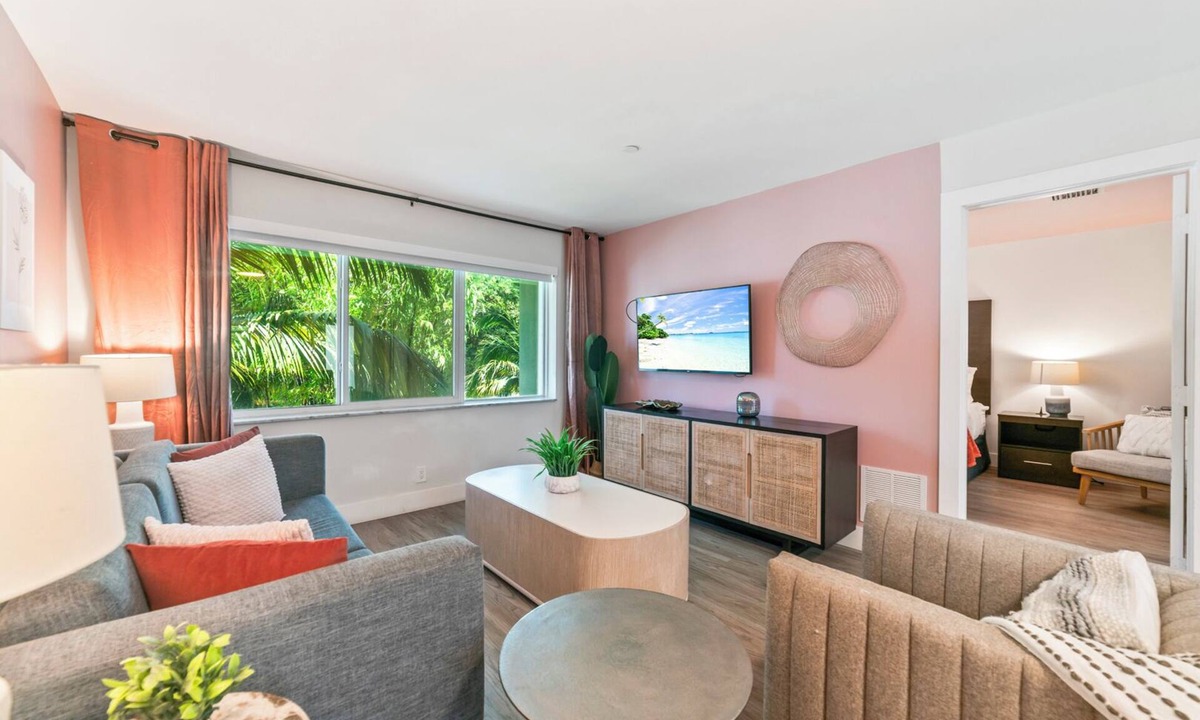 Boca Raton Apartment | Boca Raton Apartment with King Bed Across the Beach. Near Mizner Park.