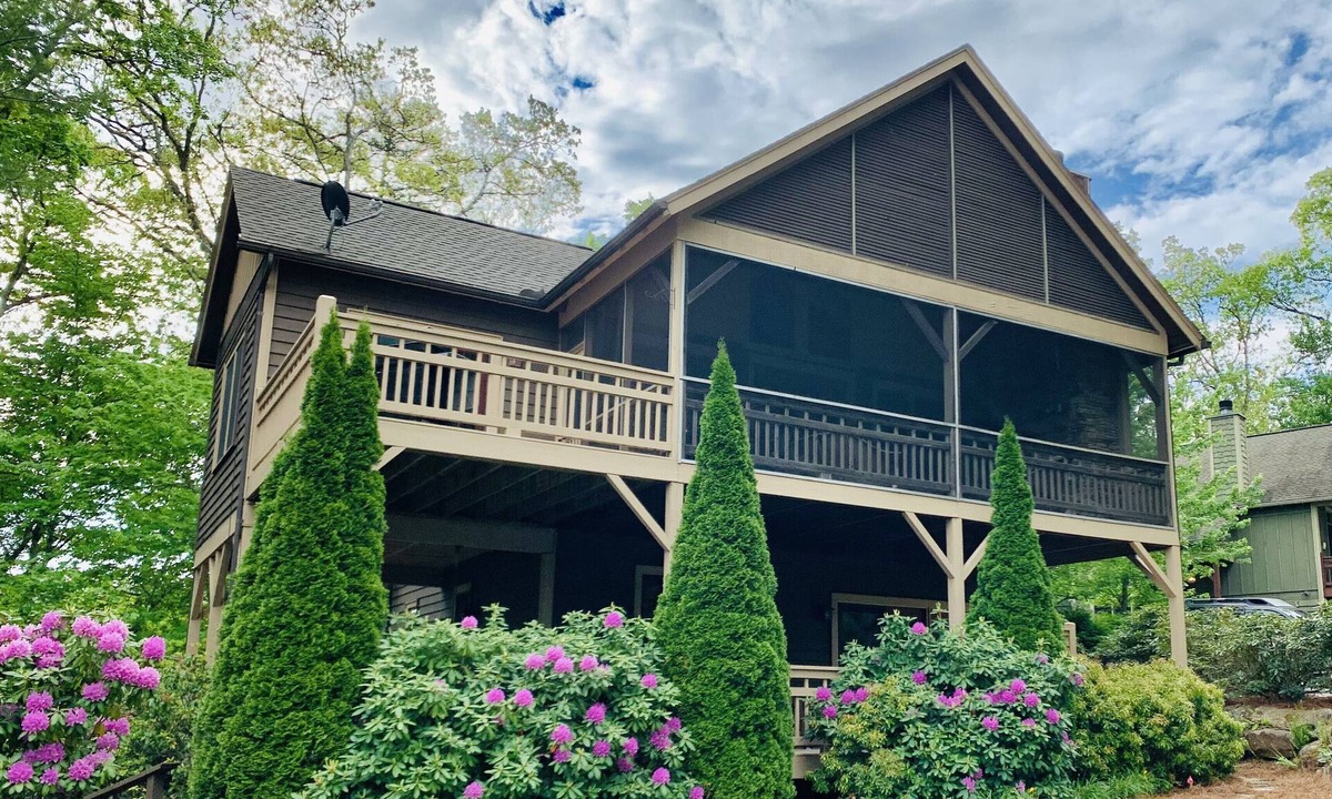 Cullowhee House | BOOK EARLY FOR FALL! Screened Porch - Gorgeous Fireplaces!