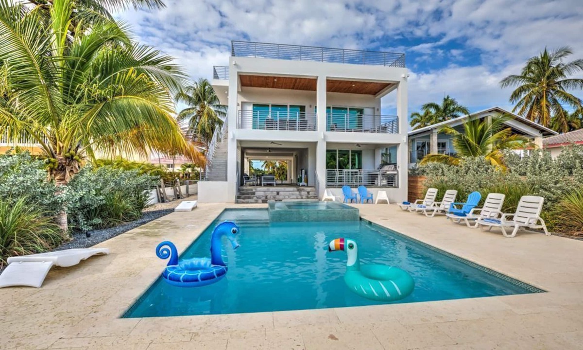 Marathon House | ~BOOK NOW~APRIL-MID MAY 2026~650/NT~ Fish, Swim, Relax! Pool & Dock–NEAR BEACH