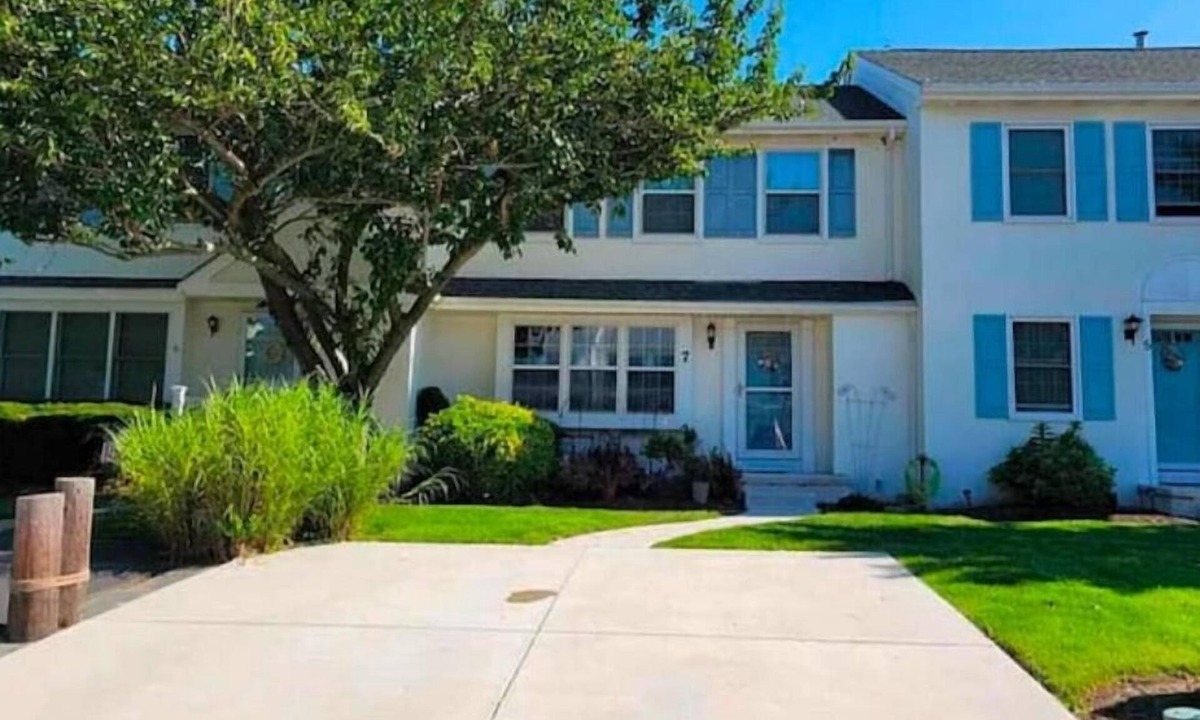 Southend House | Brigantine south on inlet 3 bedroom 2 bath with balcony