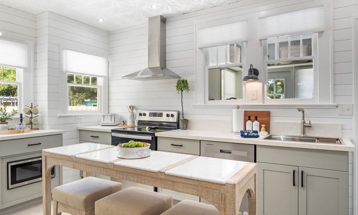 Bradenton House | Bright 2BR Bungalow Near Anna Maria Island & Beaches