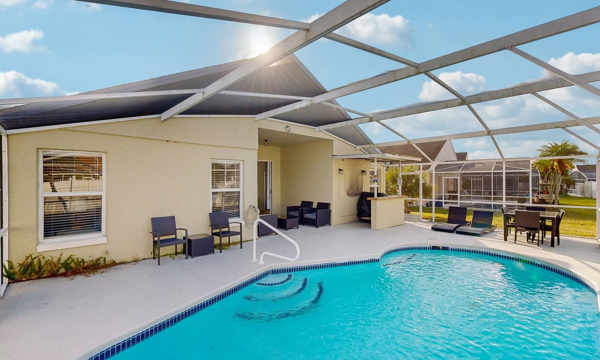 Chatham Park House | Bright 3BR pool home with screened lanai, Jacuzzi & near Disney parks