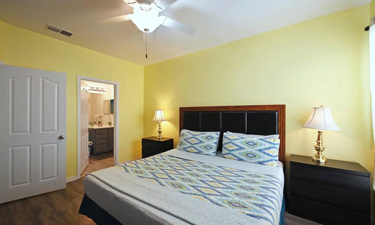 Lindfields Condo | Bright 3BR Resort Condo Near Disney with Pool, Gym, Balcony