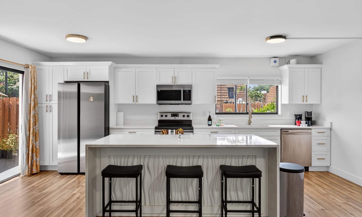 Hamlet House | Bright & Cozy Townhome · Pool & Near Downtown
