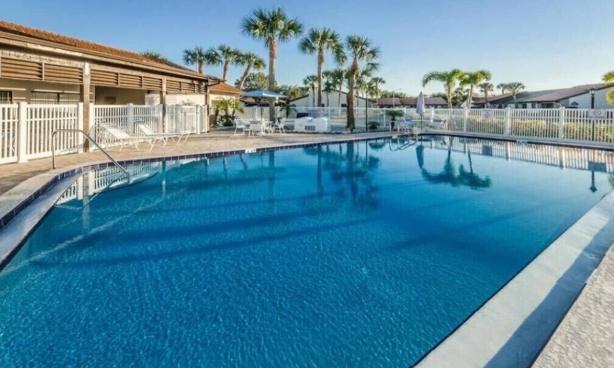 Largo House | Bright-Lovely 2 Bed 1 Bath,15 Minutes From Beach