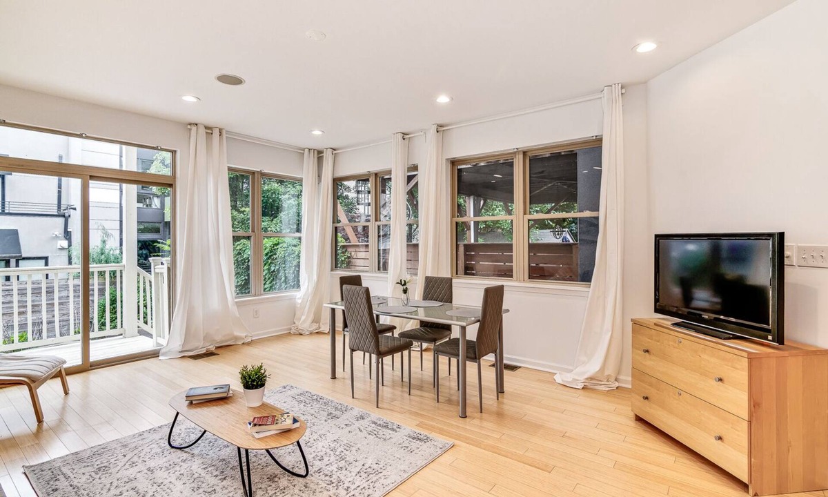Northern Liberties House | Bright & Spacious Suites - 8BR+Patio Sleeps 16!