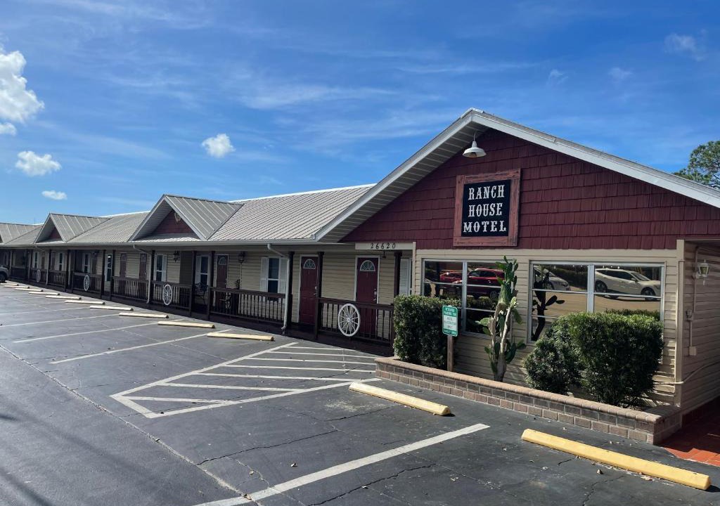 Bonita Springs Hotel | Buffalo Chip's Ranch House Motel