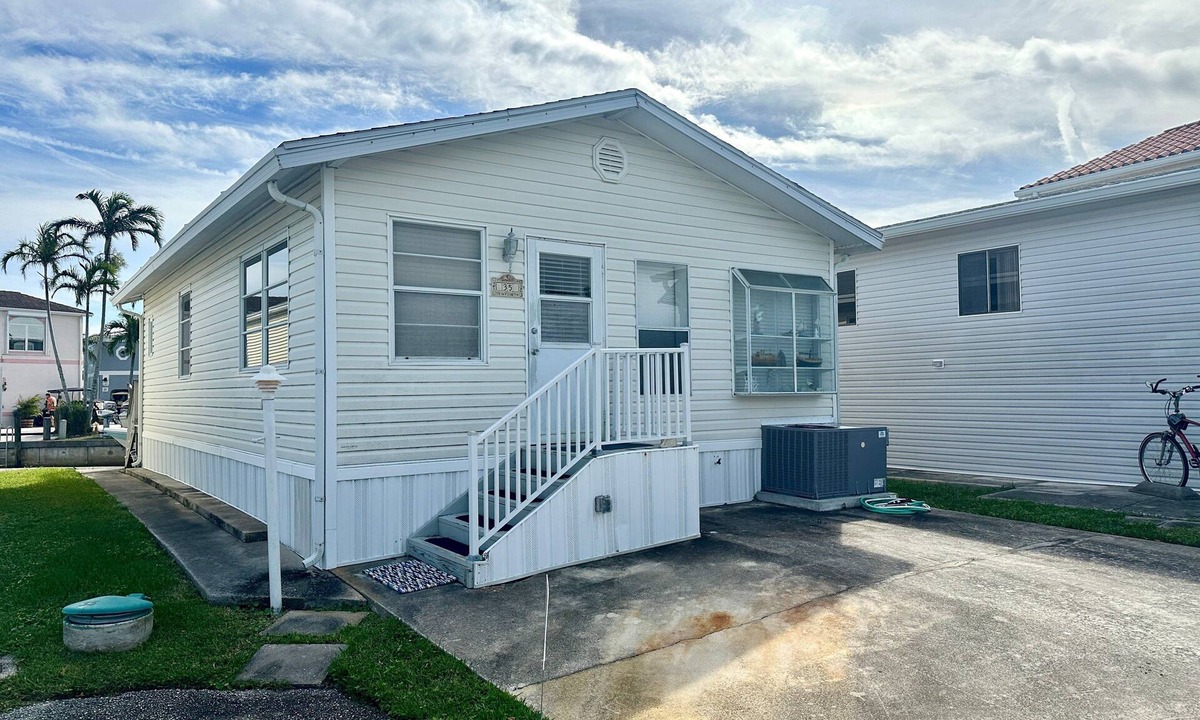 Nettles Island House | Canal front 2 BR 1.5 BA beach bungalow!
