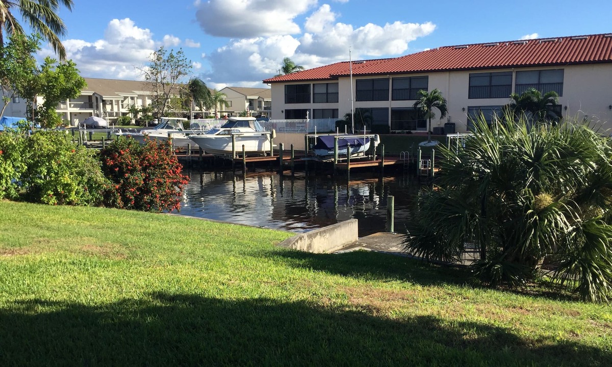 Caloosahatchee House | Canal front, gulf access, bring your boat! Catch dinner from the dock!
