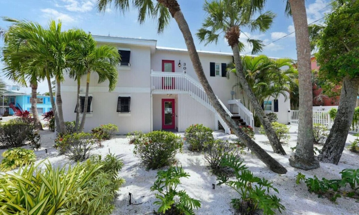 Siesta Key Village Villa | Canal Upper-Gorgeous 3 bed 3 bath near SK Village