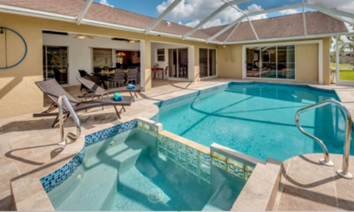 Caloosahatchee Villa | Canal Villa Yvonne in Cape Coral