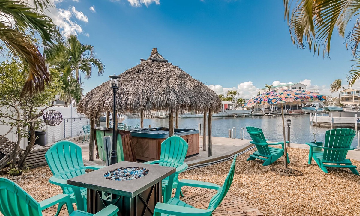 Cross Key Waterways House | Canalfront, Dog-Friendly Home with Dock, Private Hot Tub, and High-Speed WiFi