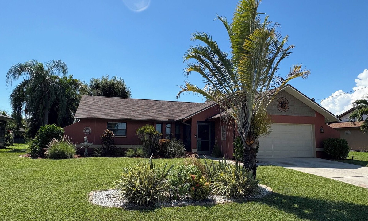 Fort Myers House | Cape Coral- 3 bedroom, 2 bath, beautiful yard with hottub & lanai; pets allowed.