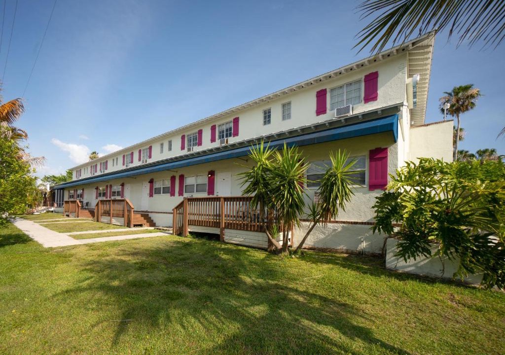 Everglades City Hotel | Captain's Table Hotel by Everglades Adventures