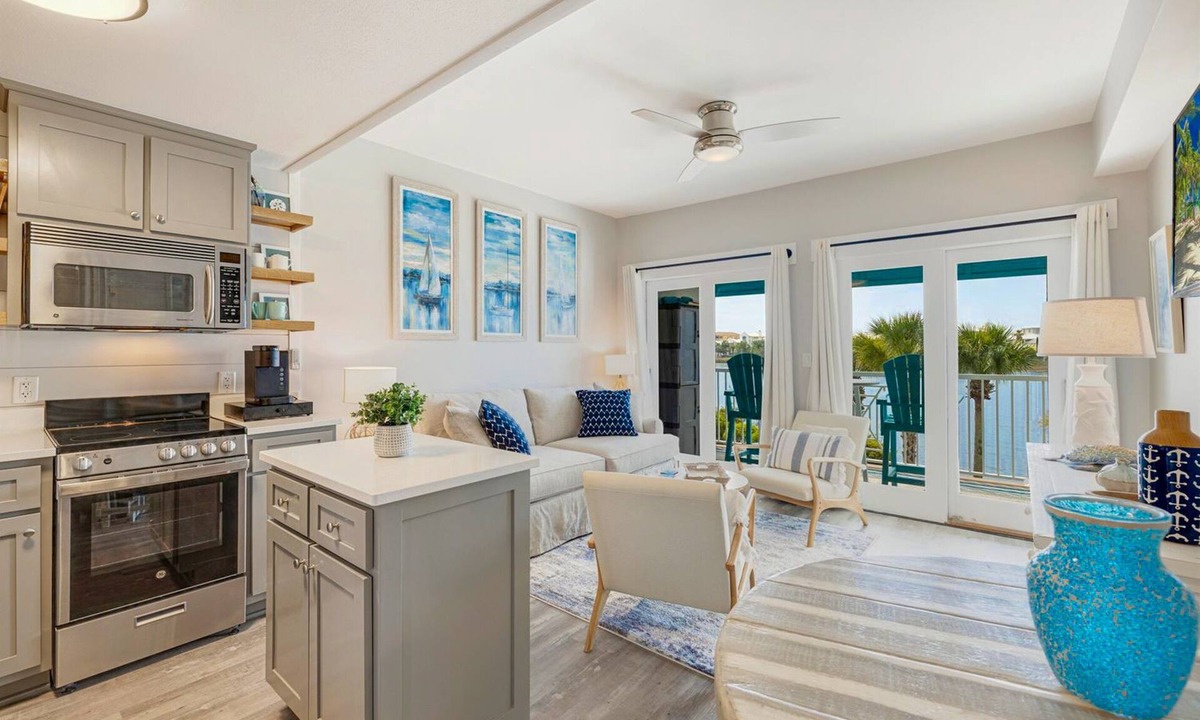 Sunnyside Condo | Carillon Beach, gorgeously upgraded, lake view, beach chair service included