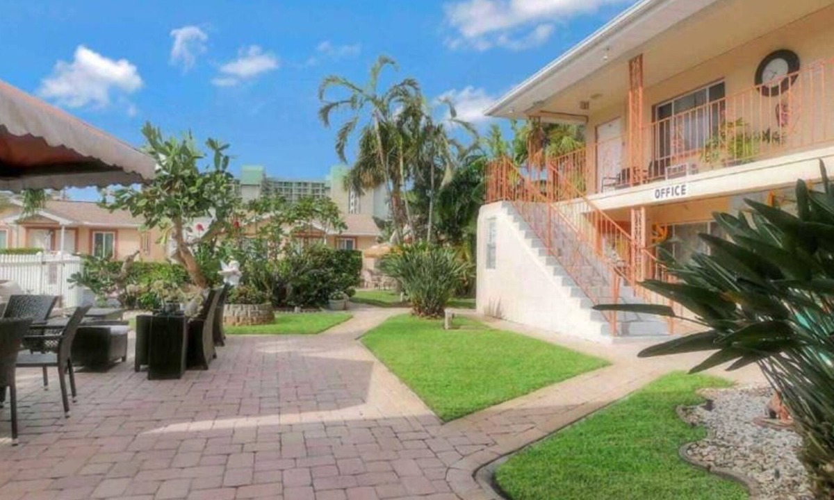 St. Pete Beach Hotel | Carlton House Motel