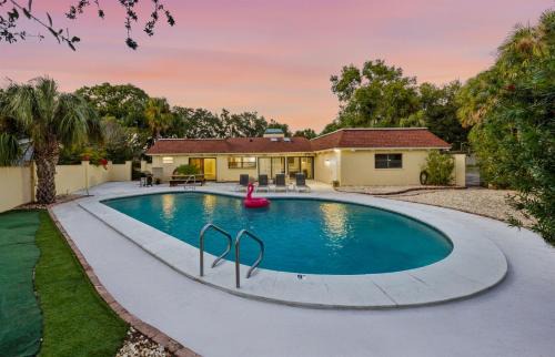 Carrollwood House | Carroll Cove Renovated Pool Home Sleeps 14 Carrollwood, Tampa