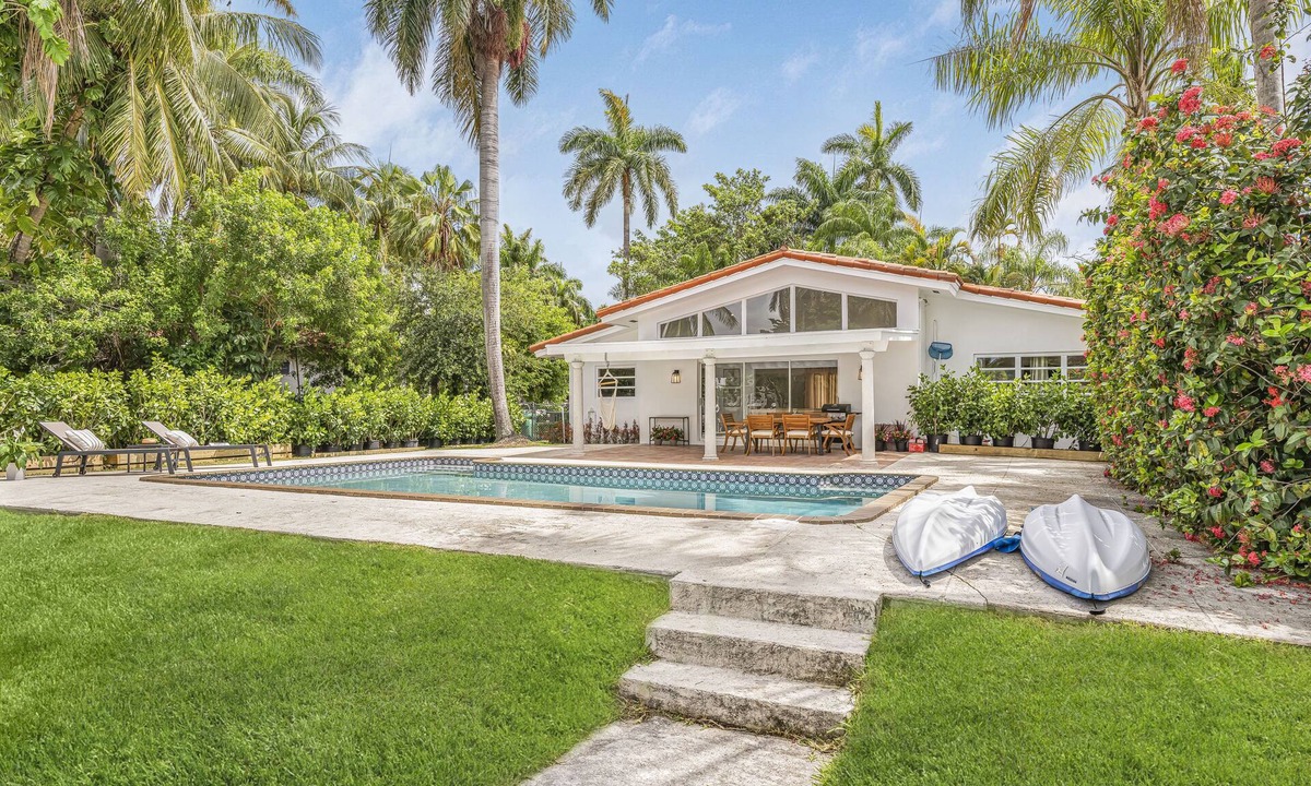 Northeast Miami House | Casa Belle Meade. Waterfront Holiday Home.