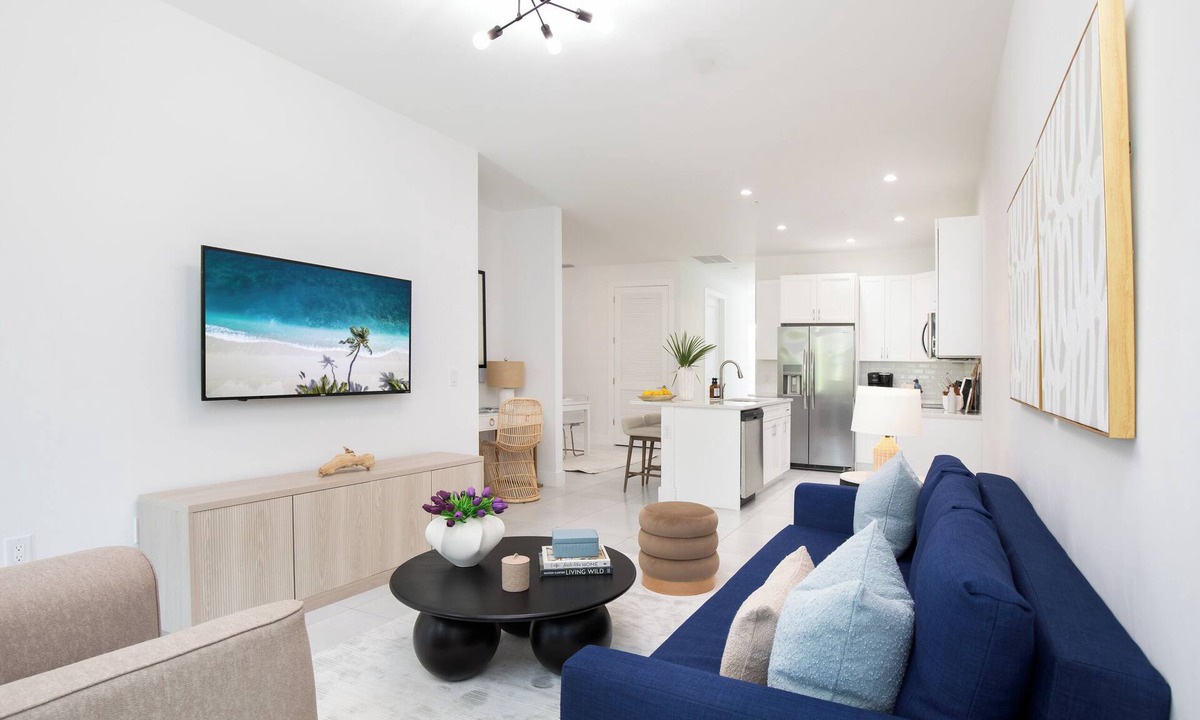 East Naples Villa | 'Casa Dali' 10min to 5th Ave/Beach , POOL, 3Bed/2B.Walk to Naples US Pickleball