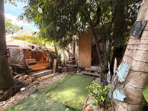 Homestead Other | Casa de Campaña en la Pequeña Selva by Legnalife