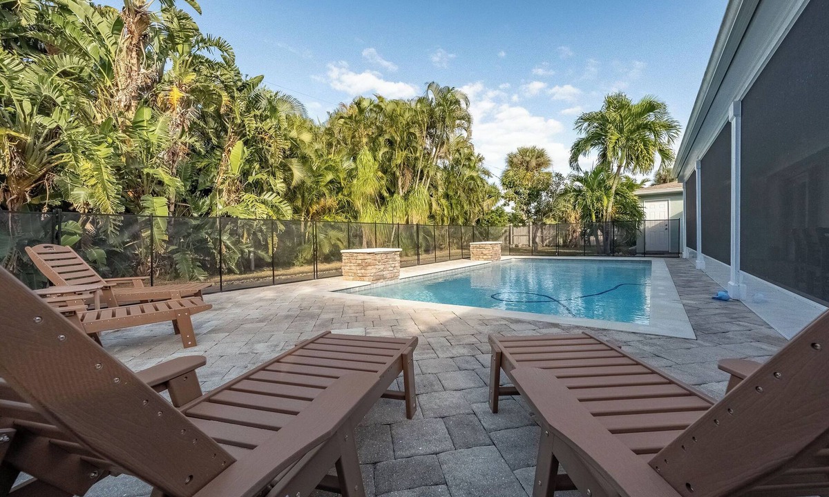 Melbourne Beach House | Casa del Cielo-private 4/3 with heated pool, rocket views, walk to beach!