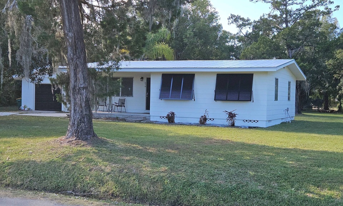 June Park House | Centrally located 2-bedroom house in pleasant Melbourne / West Melbourne
