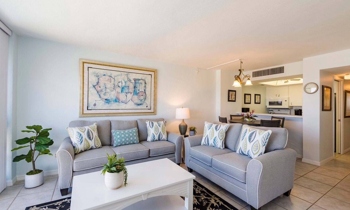 Siesta Key Cottage | Charming 1/1 condo at Palm Bay Club in Sarasota, with stunning east views.