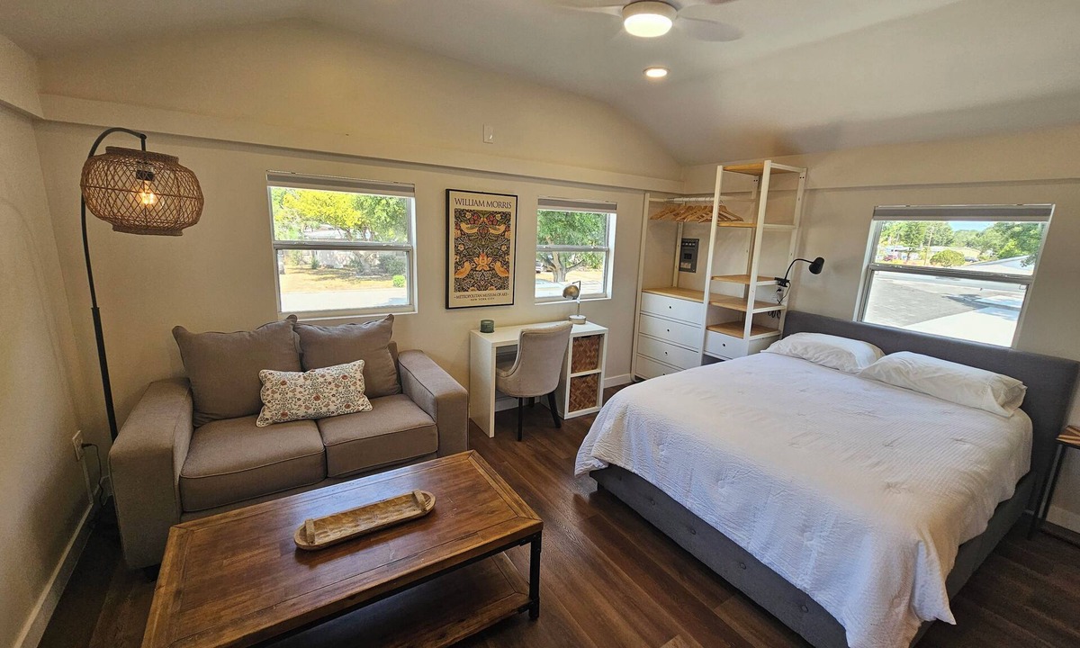 Meadowlawn Apartment | Charming 1-bedroom loft in wonderful St. Petersburg with Pool, WiFi, AC