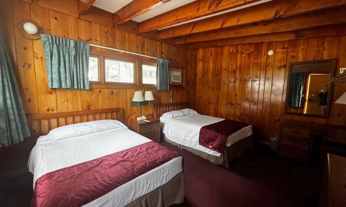 West Eaton Hotel | Charming 1-bedroom hotel room in vibrant Hamilton - #339 Dekonawada