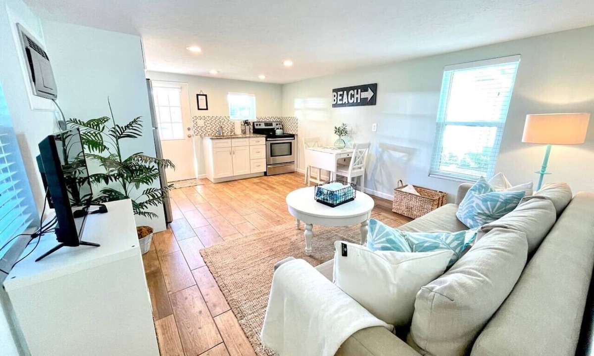 Southgate Apartment | Charming 1BR Pinecraft Vibes, Beach Nearby