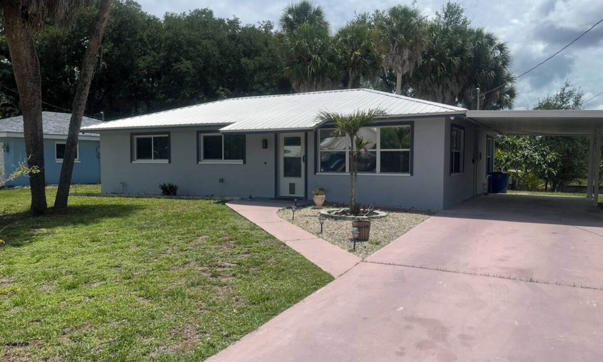 Fort Myers House | Charming 2-bedroom house with AC in North Fort Myers