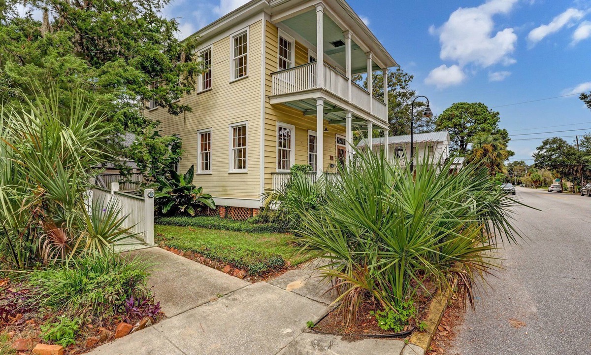 Historic District Cottage | Charming 2-bedroom cottage in Historic Beaufort. Walk to restaurants and shops