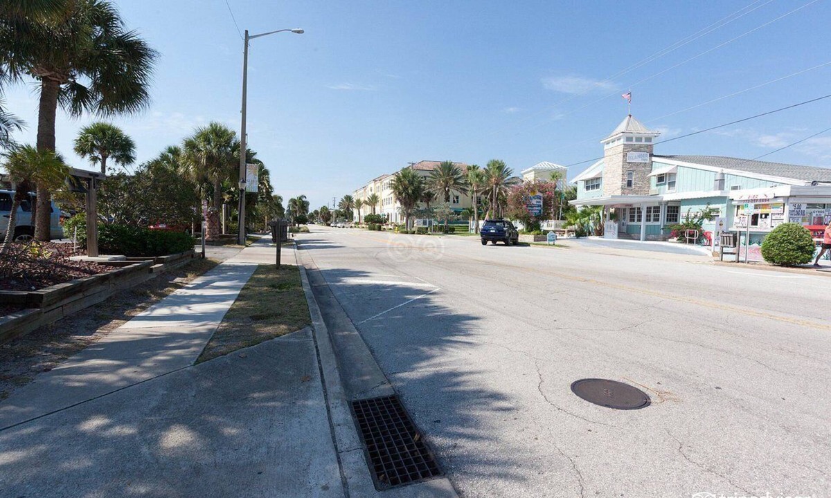 Central Beach Hotel | Charming 2-bedroom hotel room in Vero Beach overlooking the pooln