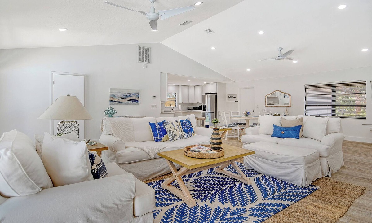 Laurel House | Charming 2 bedroom & office-minutes from the Beach- freshly renovated with pool!